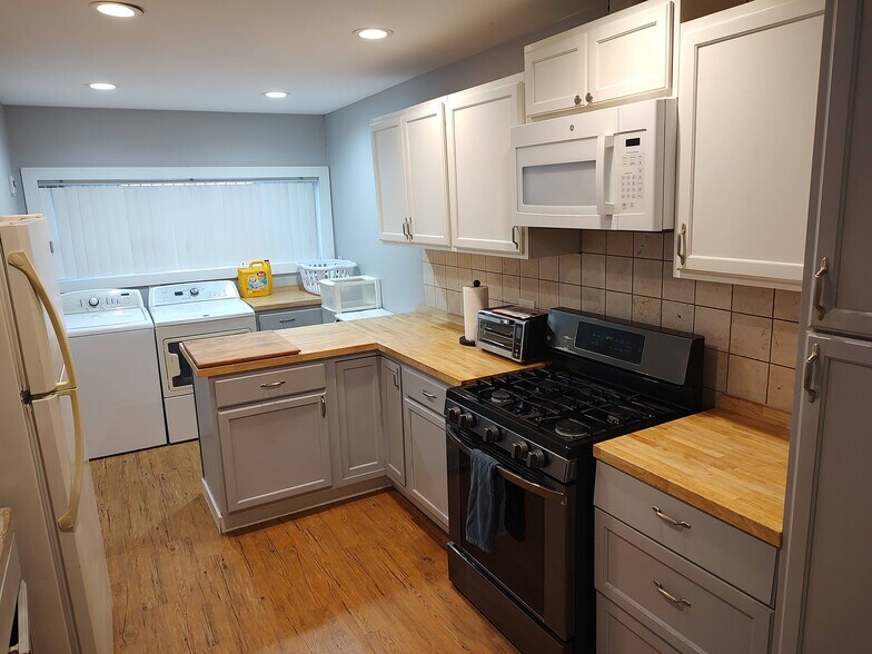 Building Photo - 534 W 39th St