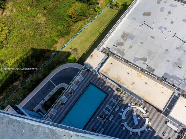 Building Photo - 2000 Metropica Wy