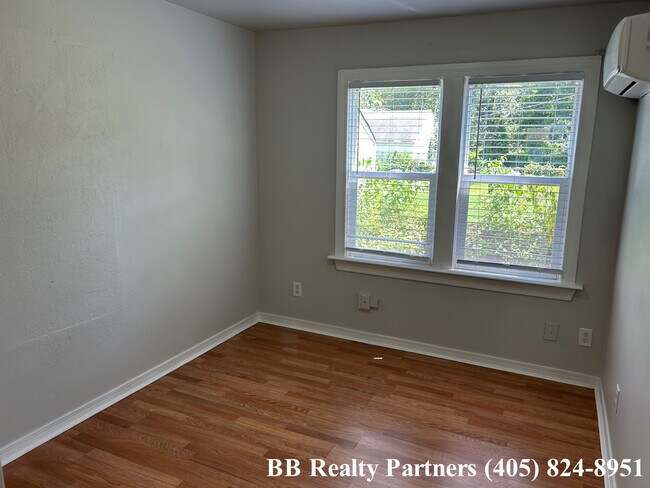 Building Photo - 1404 S Knoxville Ave