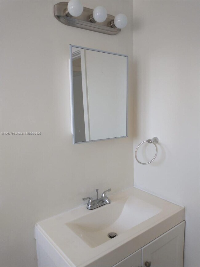 Building Photo - 17031 NE 21st Ave