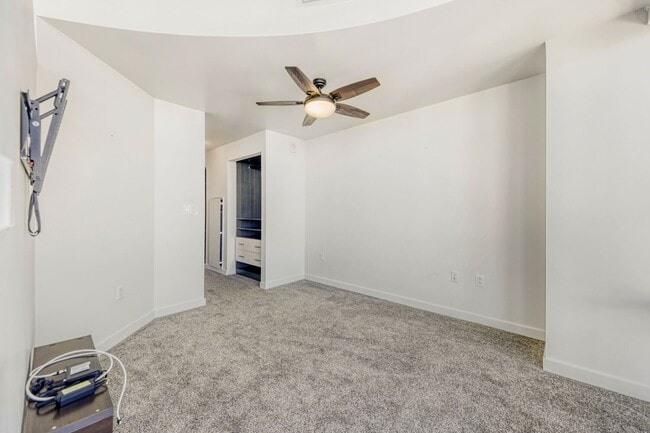 Building Photo - 38th Floor Spire Stunner!