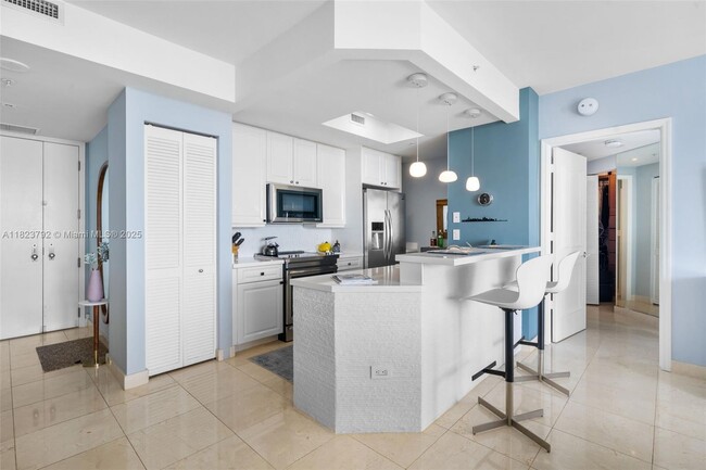 Building Photo - 848 Brickell Key Dr