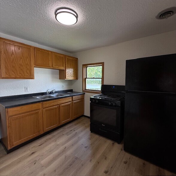 Kitchen - 1304 Blackhawk Blvd