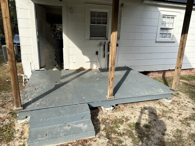 Building Photo - 512 Gordon St E