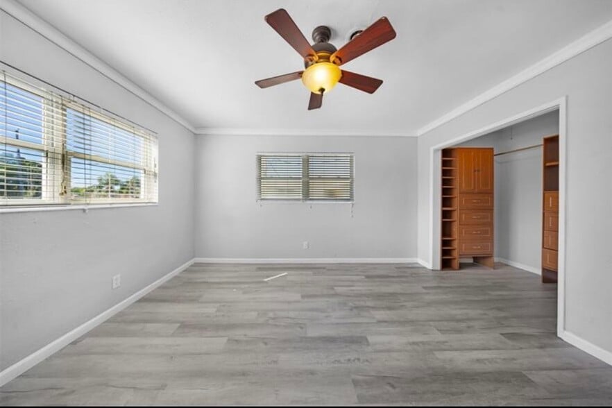 Building Photo - 2591 NE 55th Ct