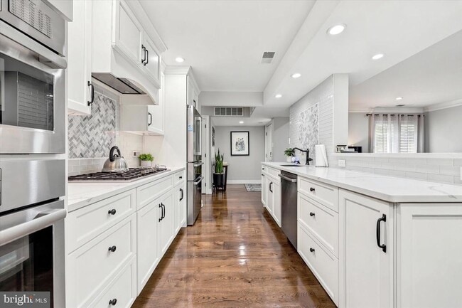Building Photo - 1750 Oakwood Terrace