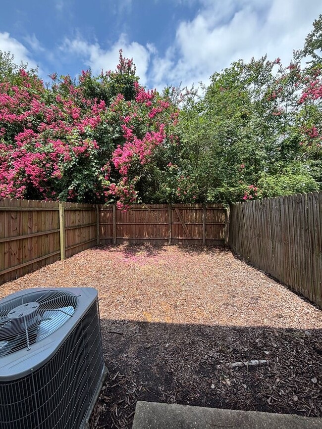 Building Photo - Beautiful 3 bedroom 1.5 Bath Fully Remodel...