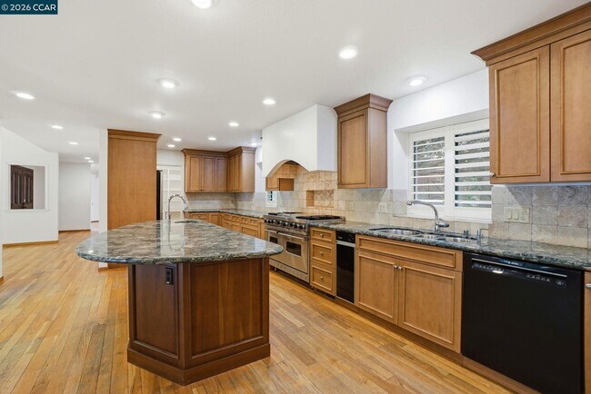 Building Photo - 2561 Rolling Hills Ct