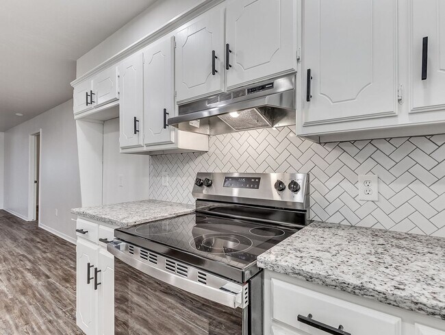 Building Photo - $300 0ff your move in for October 1st! All...
