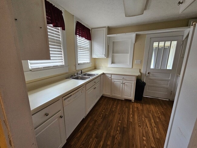 Building Photo - 3 BD / 2 BA Unfurnished