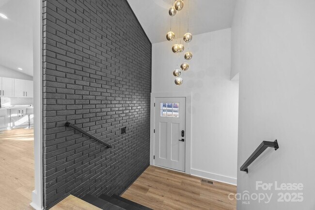 Building Photo - 8625 Cedarbrook Dr