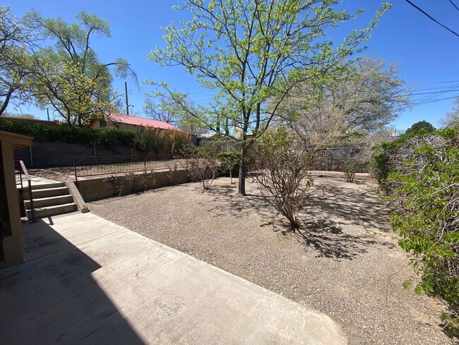 Building Photo - Large 4-Bedroom