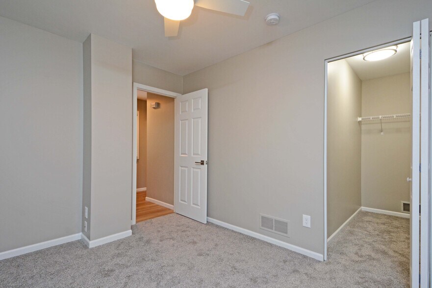 Building Photo - 2838 Kenwood Isles Dr