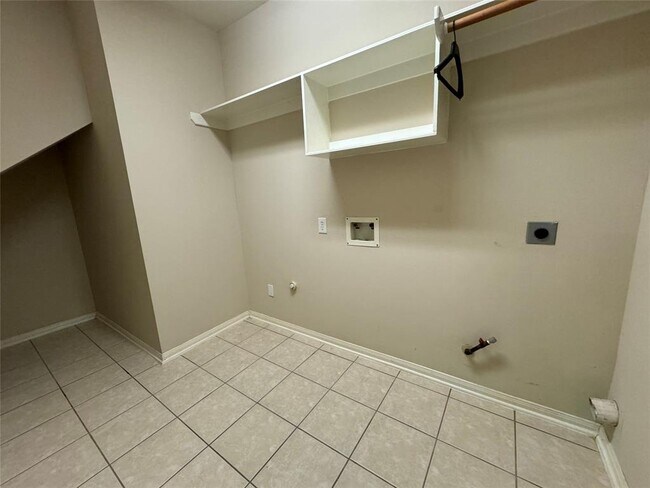 Building Photo - 3335 Southdown Dr