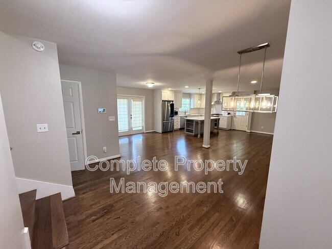 Building Photo - 3153 Woodhaven Dr