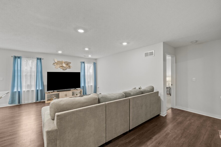 Building Photo - 5969 Hollett Dr S