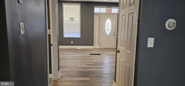 Building Photo - 1221 Poplar Grove St