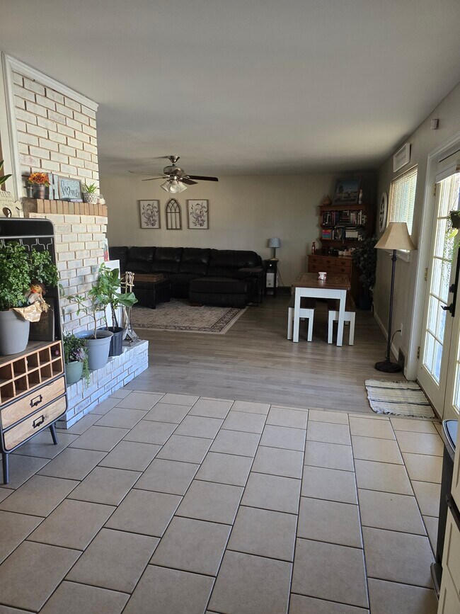 Building Photo - 1004 W Yucca Ave