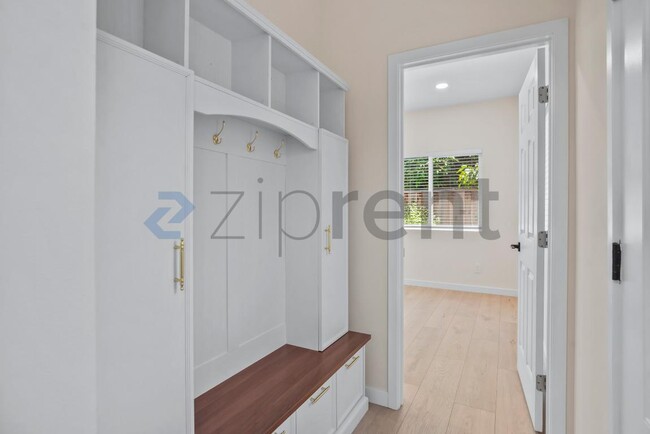 Building Photo - Unit A