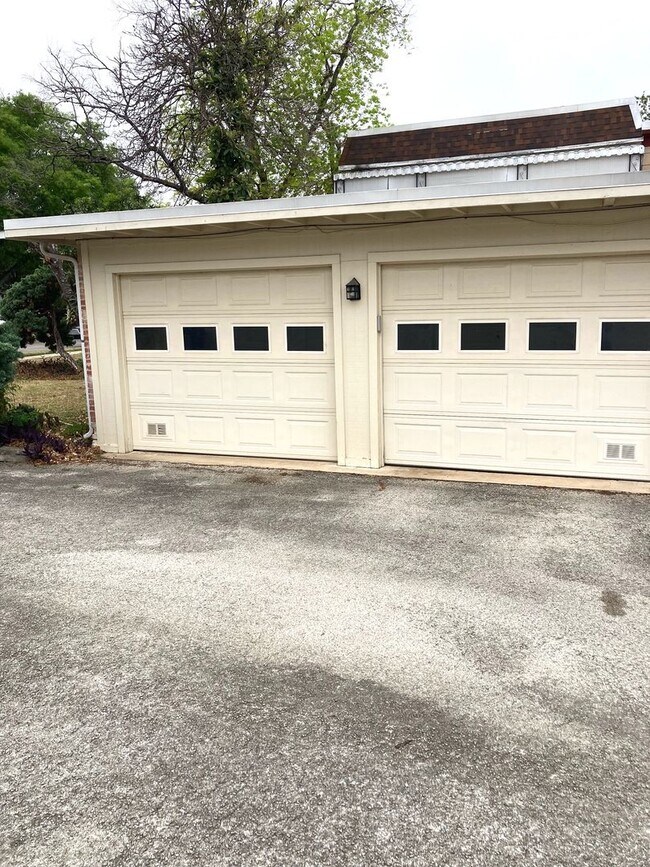 Building Photo - Maintenance free living in this updated condo