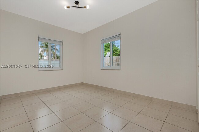 Building Photo - 1679 NE 176th St