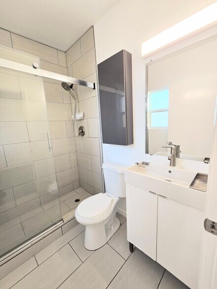 Bathroom 1 - 3121 Larga Ave