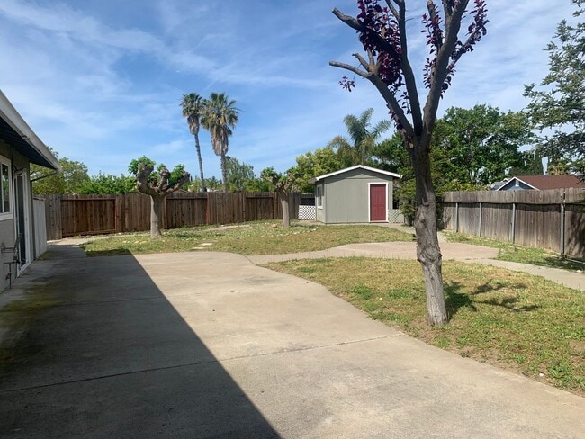 Building Photo - Just reduced to $2595 for immediate move in!
