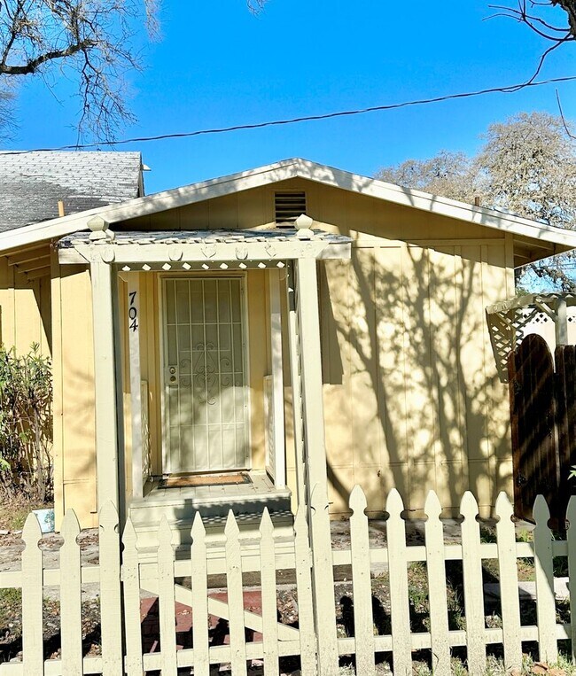 Darling Downtown Studio Apartment Availabl... 704 Vine St Paso Robles