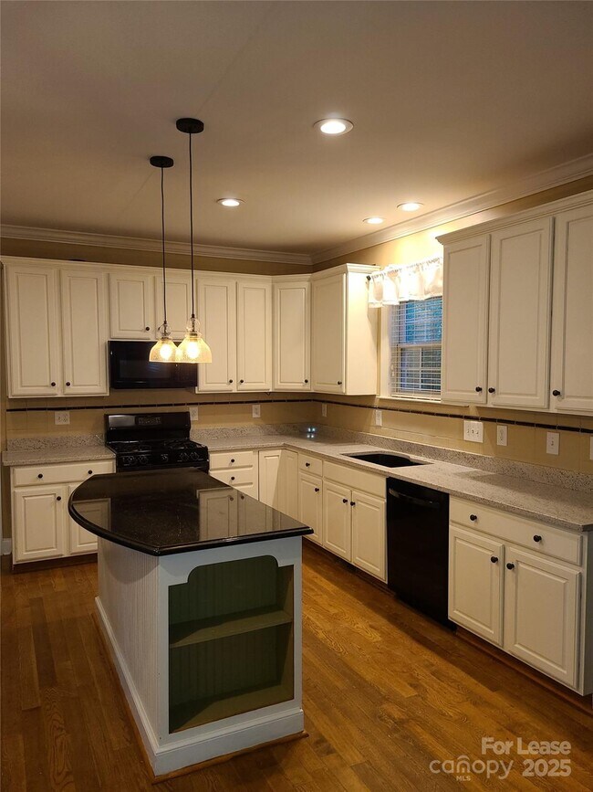 Building Photo - 604 Queenswater Ln
