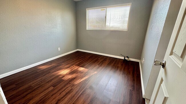 Building Photo - Gorgeous, renovated 4-bedroom home central...