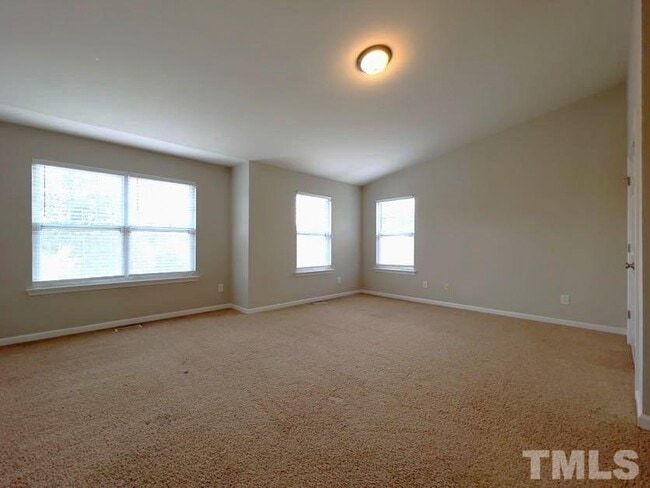 Building Photo - End Unit Townhome for Rent
