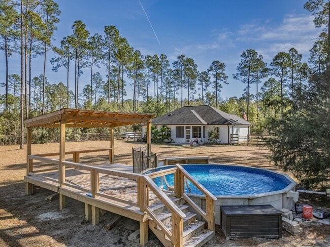 Building Photo - Private Home on 2 Acres Available Now!