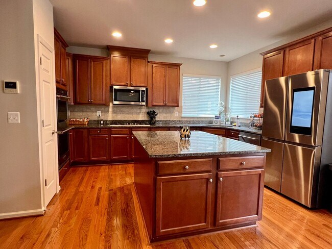 Building Photo - 5-Bedroom Colonial in Lake Ridge