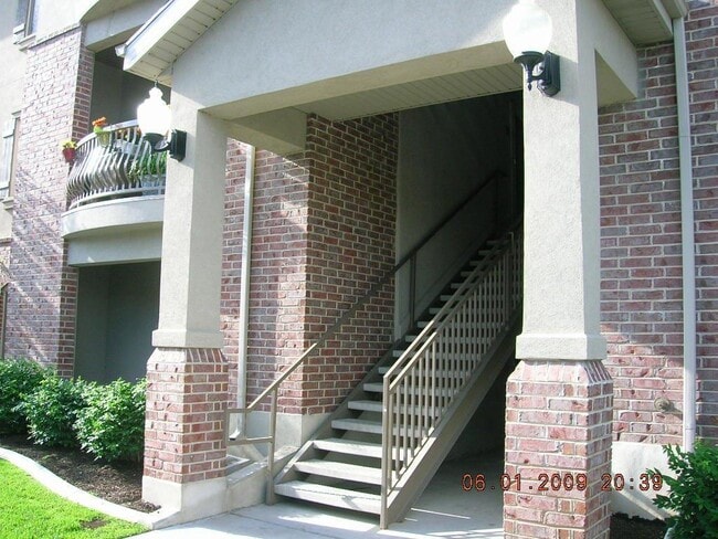 Building Photo - Great Condo with Tile & Granite