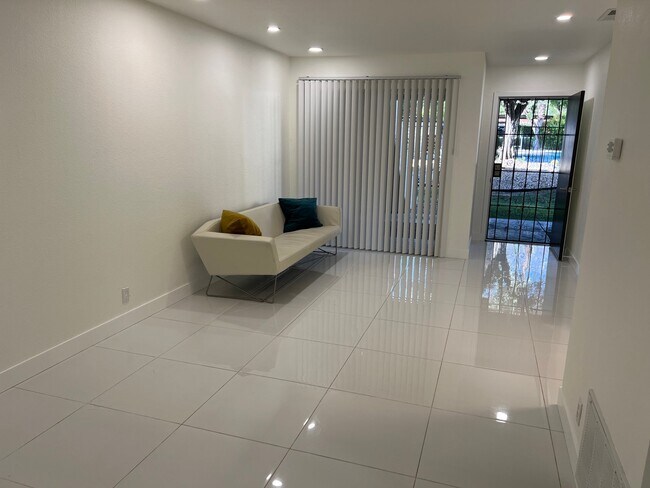 Building Photo - 420 N Villa Ct