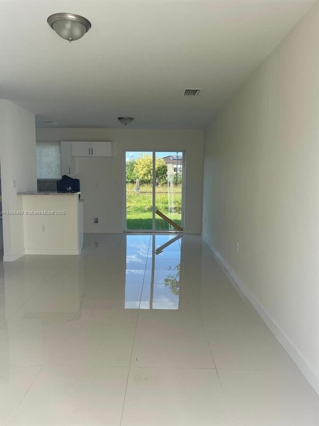 Building Photo - 3 bedroom in Miami FL 33147