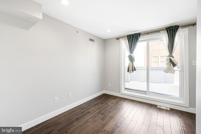 Building Photo - 2122 Sears St