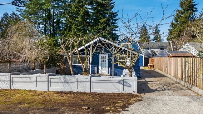 Building Photo - Newly Renovated 1 Bedroom in Quiet Pinehur...