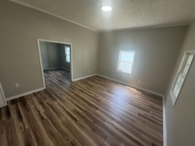 Building Photo - 2 Bed 1 Bath Home