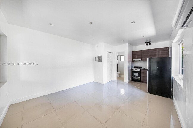 Building Photo - 551 NE 61st St