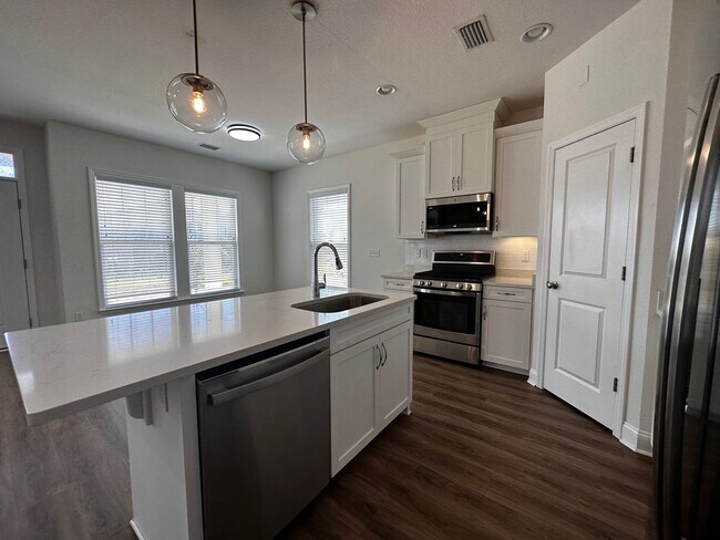 Building Photo - 2918 Fontana St