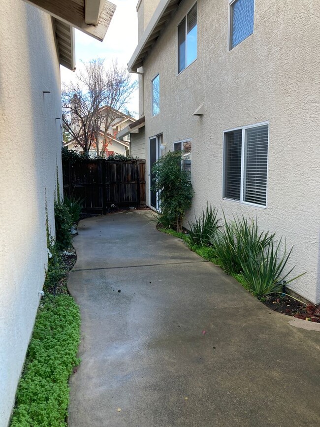 Building Photo - East Roseville Perfect