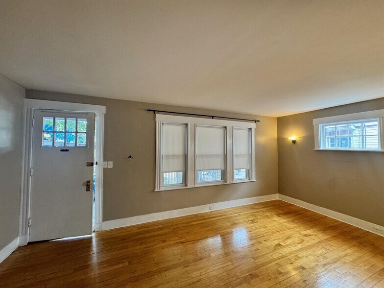 Primary Photo - 15 Corinthian Rd