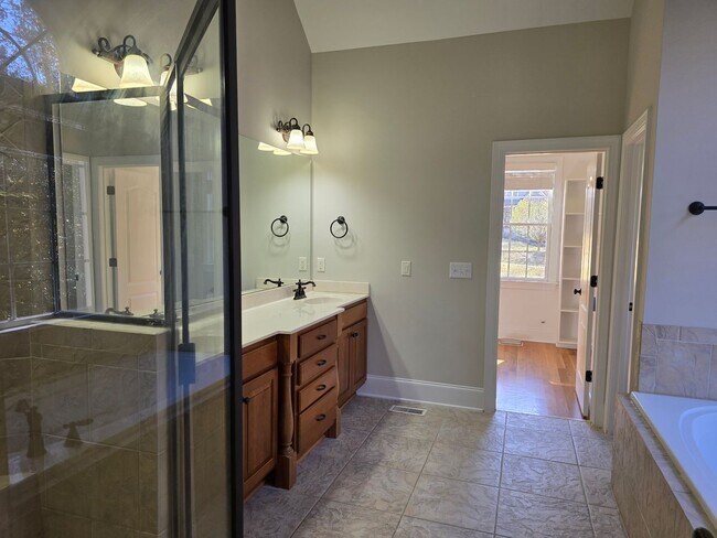 Building Photo - 3653 Pleasants Ridge Dr