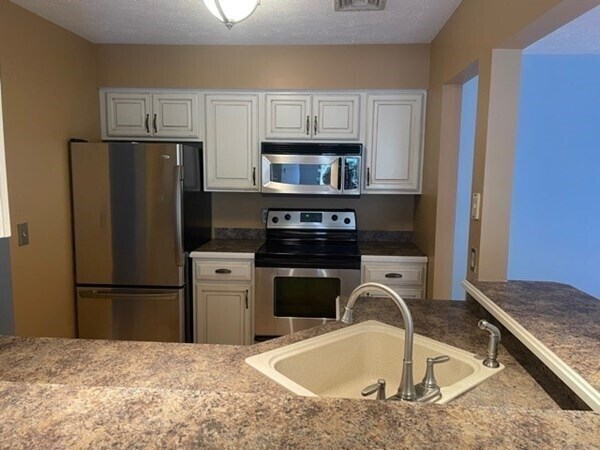 Building Photo - 50 Steeplechase Ct