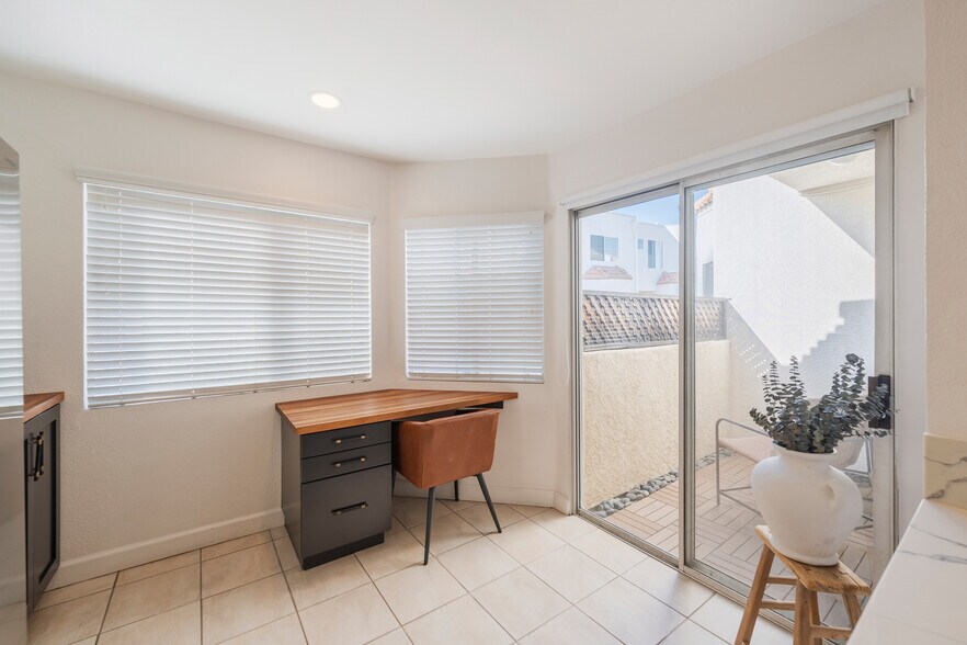 Building Photo - 5455 Sylmar Ave