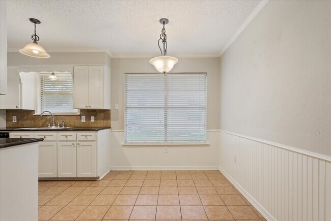 Building Photo - 5600 Lake Highlands Dr