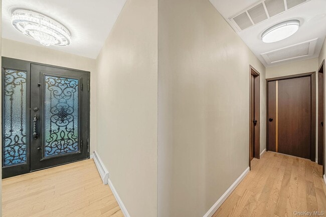 Building Photo - 45 Roslyn Rd