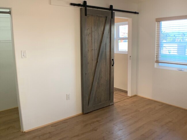 Bedroom 2 to Bathroom - 1312 S Victoria Ave