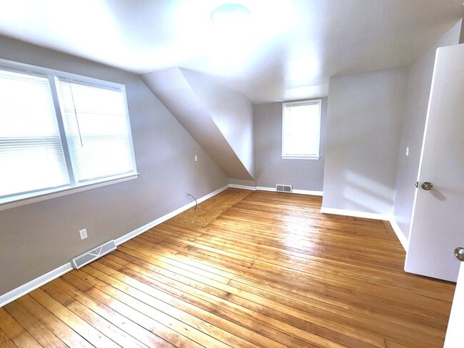 Building Photo - Spacious 4-bedroom, 2-bathroom single-family home